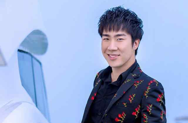 无限火力烬出装 骚男中单骚套路烬，一千多攻击力一枪秒人，观众：无限火力？