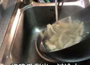 泡椒凤爪怎么做好吃 柠檬鸡爪最简单的家常做法，酸辣入味，比泡椒凤爪还好吃！