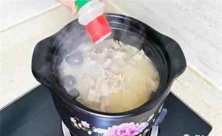 砂锅炖排骨 排骨汤怎么炖最好喝 用一个小砂锅做出来的汤浓肉香吃不够