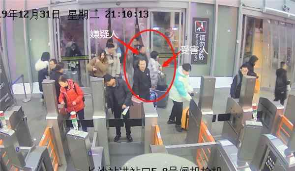 t95次列车 跨年夜，男子偷偷摸走女子口袋里的小米手机，被民警扑倒在火车站进站口