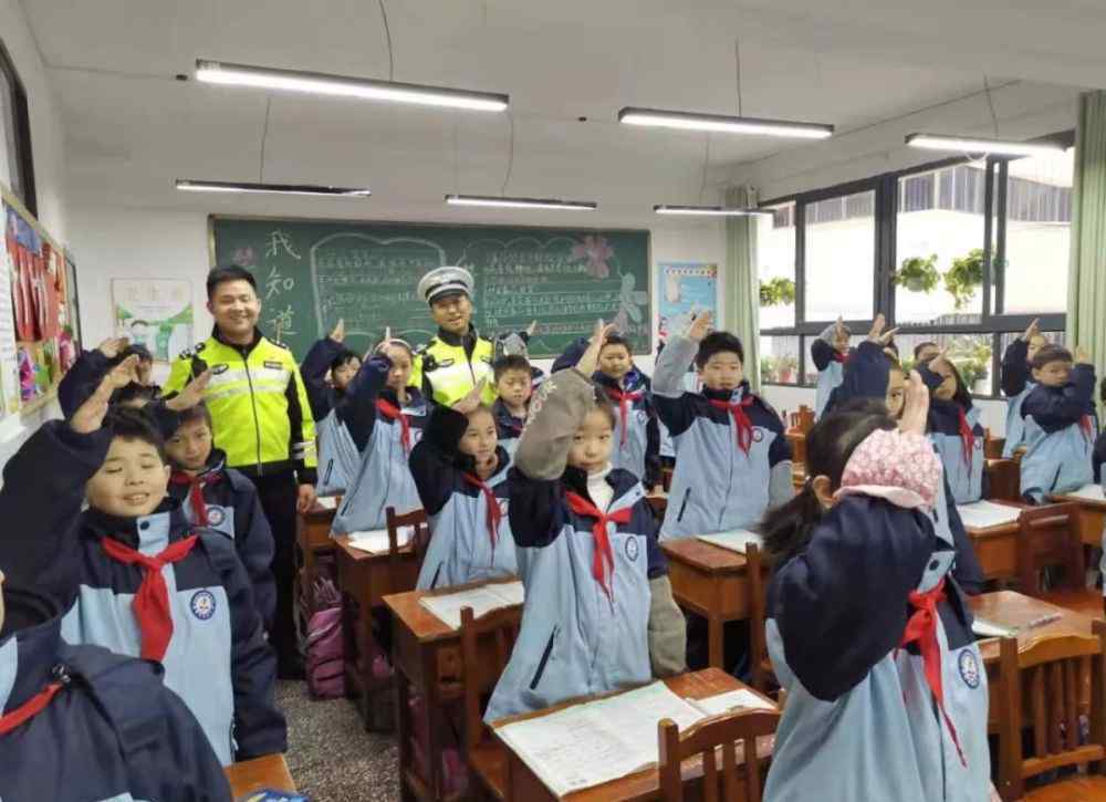 罗通有几个孩子 寒冬清晨 两个“小迷糊”因公交而着急 因交警而温暖