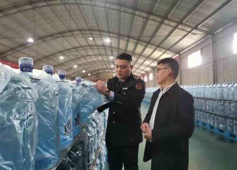 矿泉水生产流程 安全健康的桶装水是这样生产的！跟记者一起探秘桶装水生产全过程