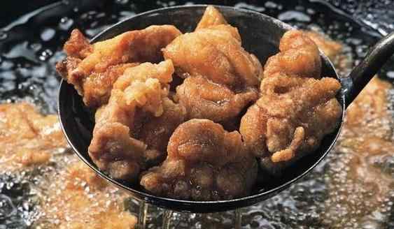 炸过一次的油能放多久 炸过食物的“剩油”还能吃吗？教你一招，旧油立马变“新油”，方法真实用