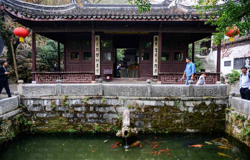 天下第二泉 真正的“天下第二泉”，在江苏无锡江南第一山，千年来从未干枯