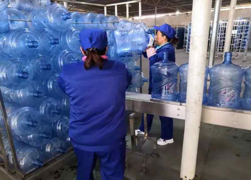 矿泉水生产流程 安全健康的桶装水是这样生产的！跟记者一起探秘桶装水生产全过程