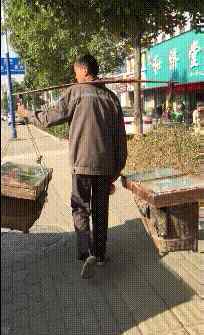 这货竟然是大神 搞笑GIF：哪位大神知道，这位妹子脖子的绳子是干什么用的