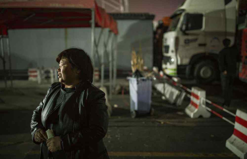 帚神哪里多跑跑车 1000万被挤上卡车的女人，在不足6平米的驾驶室堆出一个家