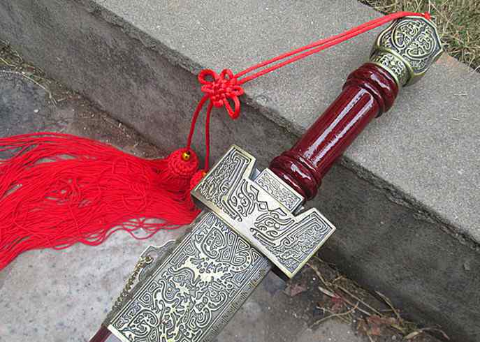 开刃 镇宅宝剑摆放在家里客厅什么位置好，镇宅宝剑需要开刃吗？