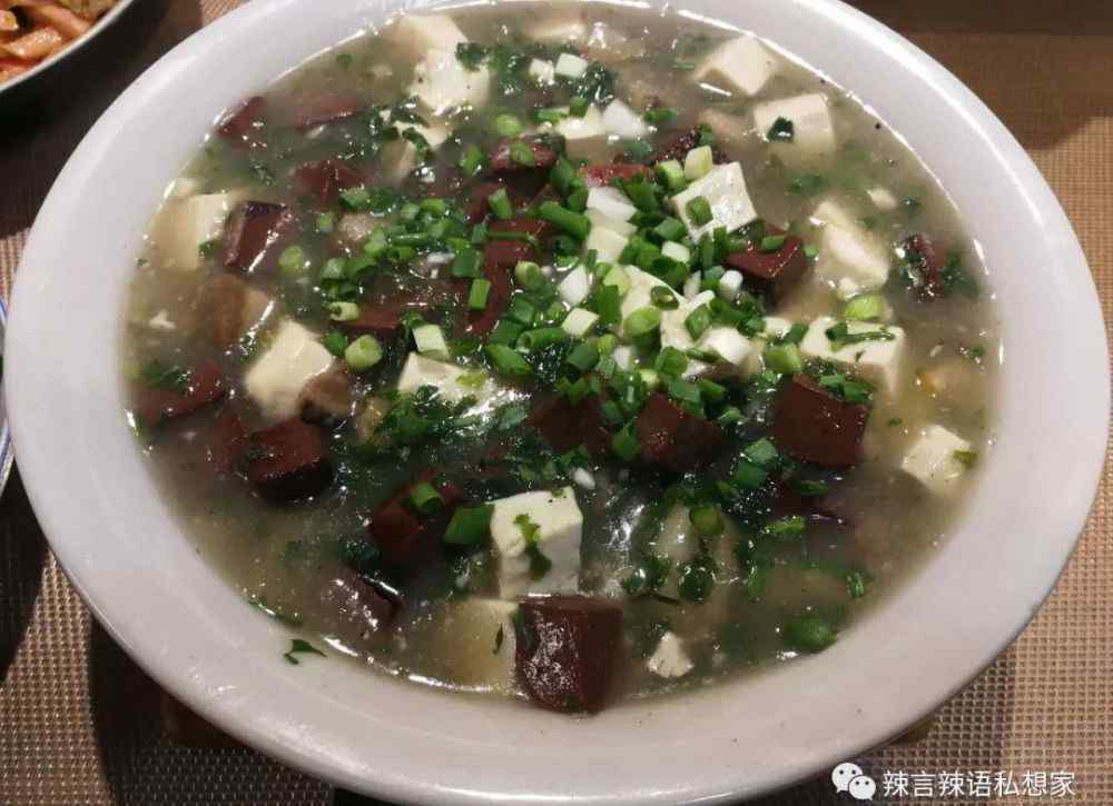 猪血豆腐的做法 想给孩子们补铁补血，那就吃碗猪血滚豆腐，做法超简单