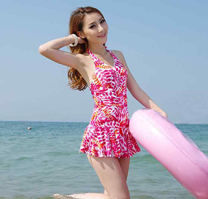 穿泳衣要穿内衣吗 穿泳衣里面要穿什么？女士穿泳衣注意事项