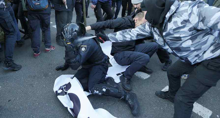 莫申科 乌克兰民众与警察发生冲突，泽连斯基批评，莫申科支持