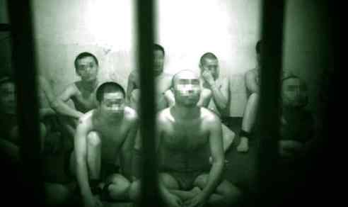 重刑犯 监狱重刑犯的真实生活组图，看守所里的重刑犯脚镣实拍文章配图