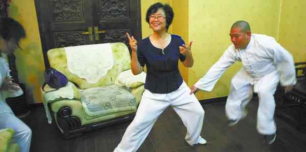 闫芳太极拳 闫芳徒弟说出了闫芳神功真相，闫芳被打哭是真的吗？