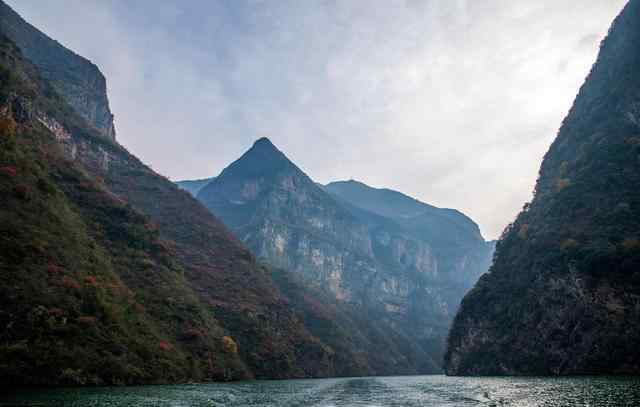 熔火激流的主宰 余秋雨散文：三峡，注定是一个不安宁的渊薮文章配图