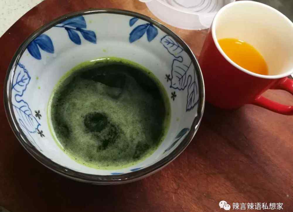 怎么把菠菜手工弄成汁 手工彩色面条，好看又好吃，菠菜汁、蜜桔汁都能拿来当天然色素用