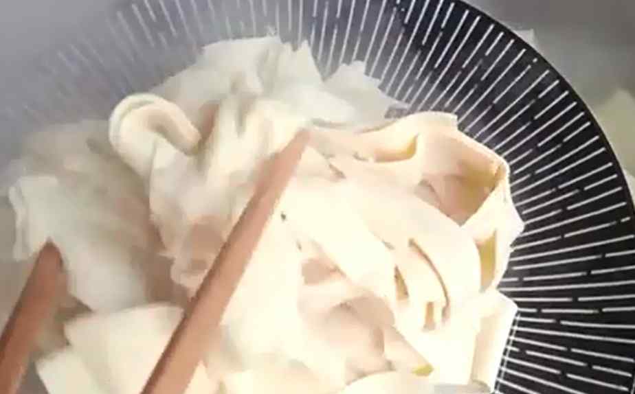 炒干豆腐的家常做法 我们东北特色一道菜，炒干豆腐家常做法，注意几点，炒出饭店味道