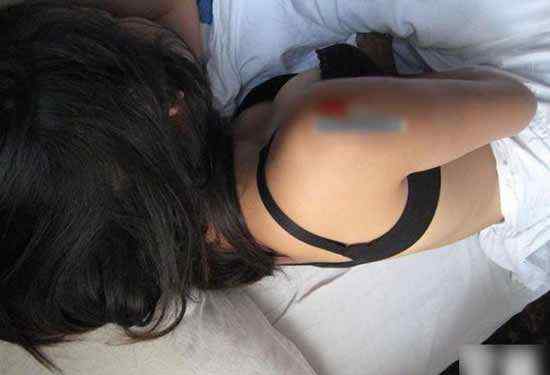 卧铺车 卧铺客车女乘客熟睡照片，客车卧铺内部图片大全