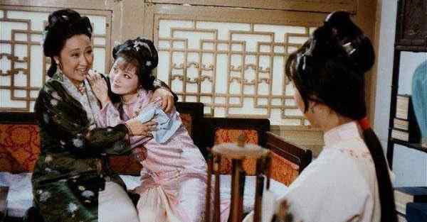 四角俱全 薛姨妈说：不如竟把你林妹妹定与他，岂不四角俱全？是何意？