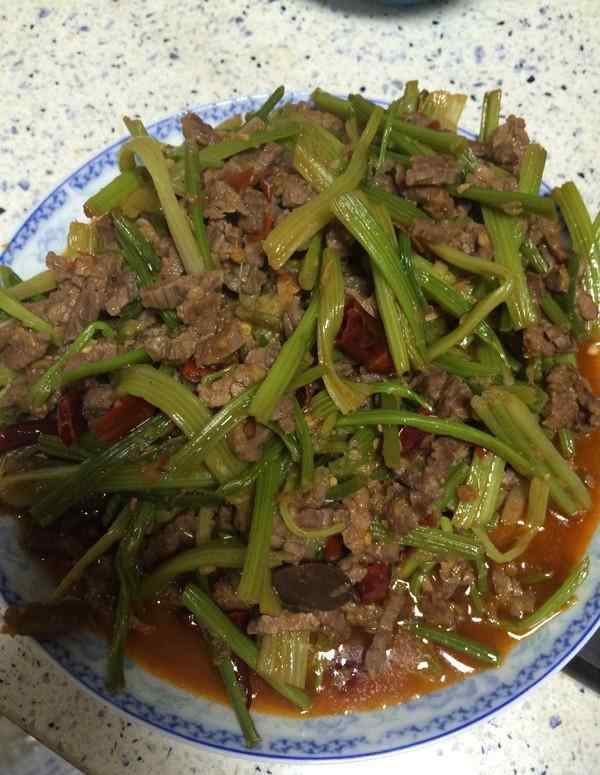 小芹菜怎么做好吃 炒芹菜怎么做才好吃呢？原来有秘诀，饭馆都这样炒着吃，太香了