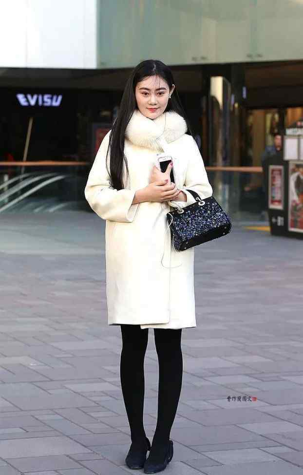 街拍黑色丝袜 街拍：把黑色丝袜穿出优雅的美女