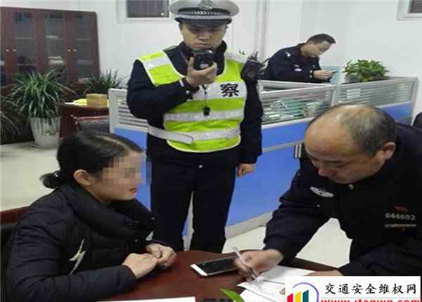 查酒驾图片 女司机酒驾当街撒尿，交警查女司机酒驾丑态图片大全文章配图