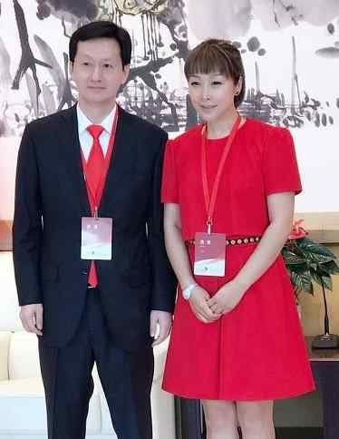 吴飞舟前妻 47岁孙悦近照不显老！与儿子被指像姐弟，嫁身家超10亿老公很甜蜜