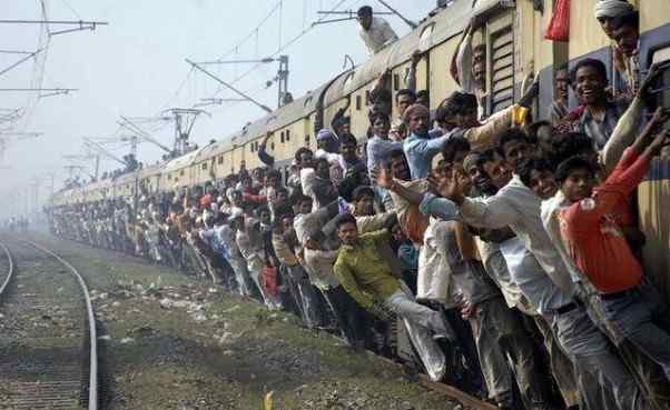 印度火车挂票 印度的火车为何那么多乘客？印度火车为什么不关门能挂人