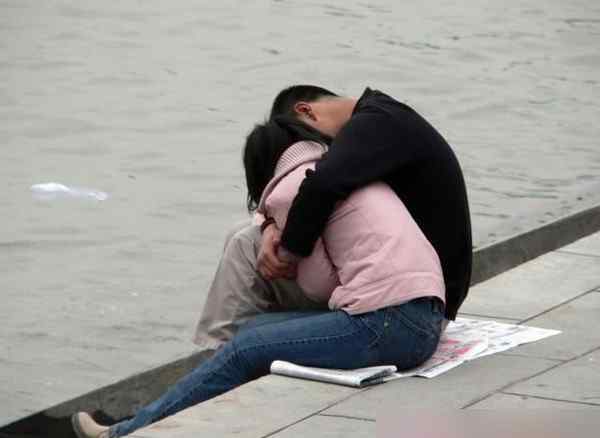 公共场男女不雅的视频 实拍情侣地铁车厢里亲热，公共场合不雅行为不可取