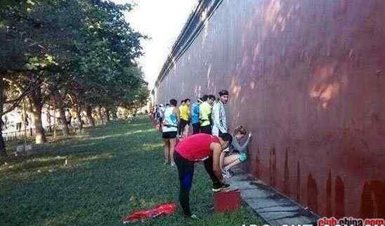 尿红墙 北京马拉松女子随地尿尿照片，那些比赛中小便失禁的女运动员