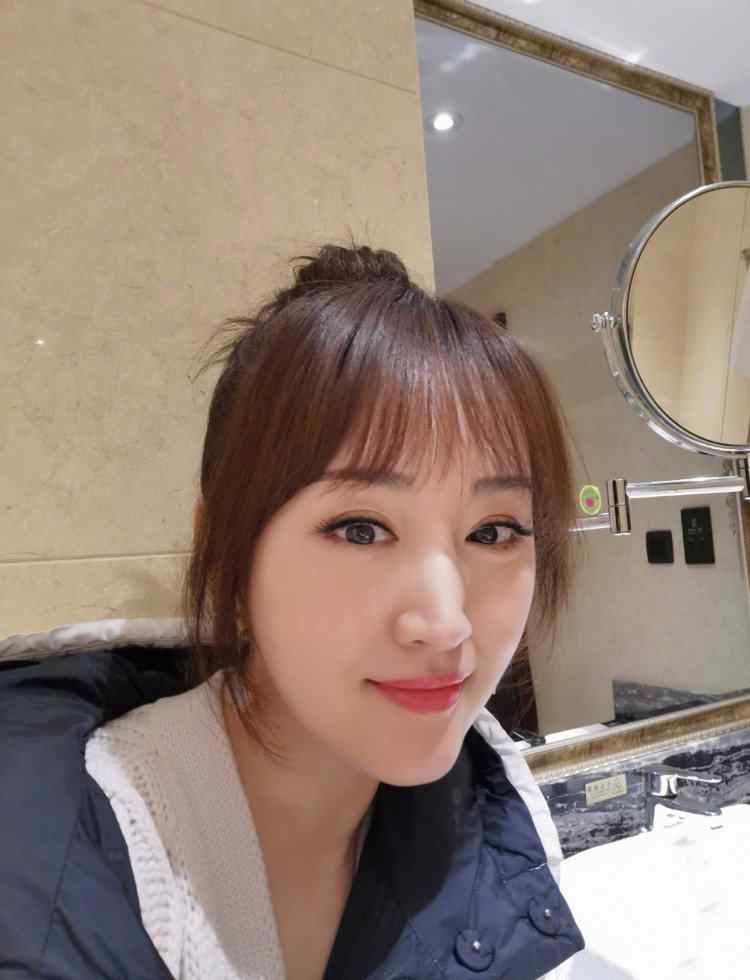 杨钰莹春晚 杨钰莹回归春晚！五台同时亮相太有排场，一袭粉裙穿出“水蛇腰”文章配图