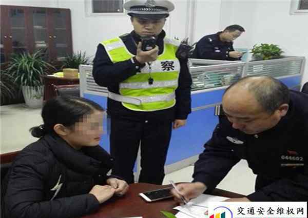 查酒驾图片 女司机酒驾当街撒尿，交警查女司机酒驾丑态图片大全