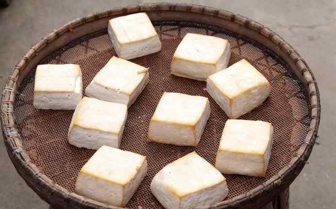 豆腐发酸了还能吃吗 吃不完的豆腐不要放冰箱，1个小方法，放半月不酸不坏，还能很新鲜