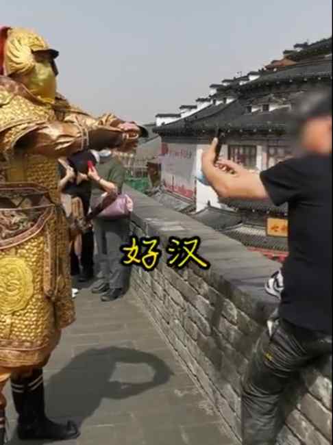 这方法妙啊！西安景区设“唐武士” 劝阻不文明行为