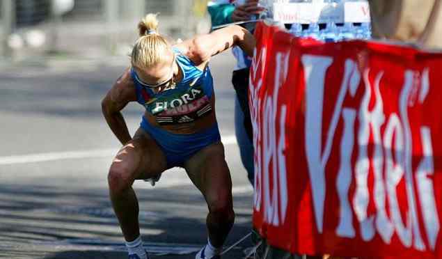 美女尿失禁 北京马拉松女子随地尿尿照片，那些比赛中小便失禁的女运动员