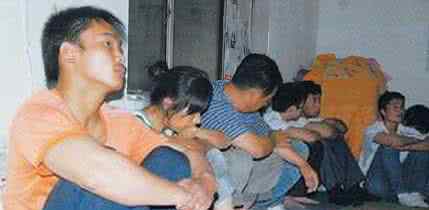 女人被很多男人睡图片 传销窝点男女混睡照片，传销的女人被打打晕视频传销窝点男女混睡照片，传销的女人被打打晕视频