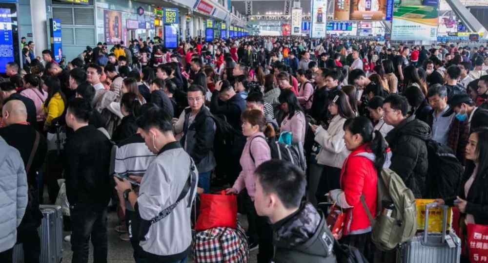 摩托大军 昔日“摩托大军”结队乘车 幸福列车护送600人返乡