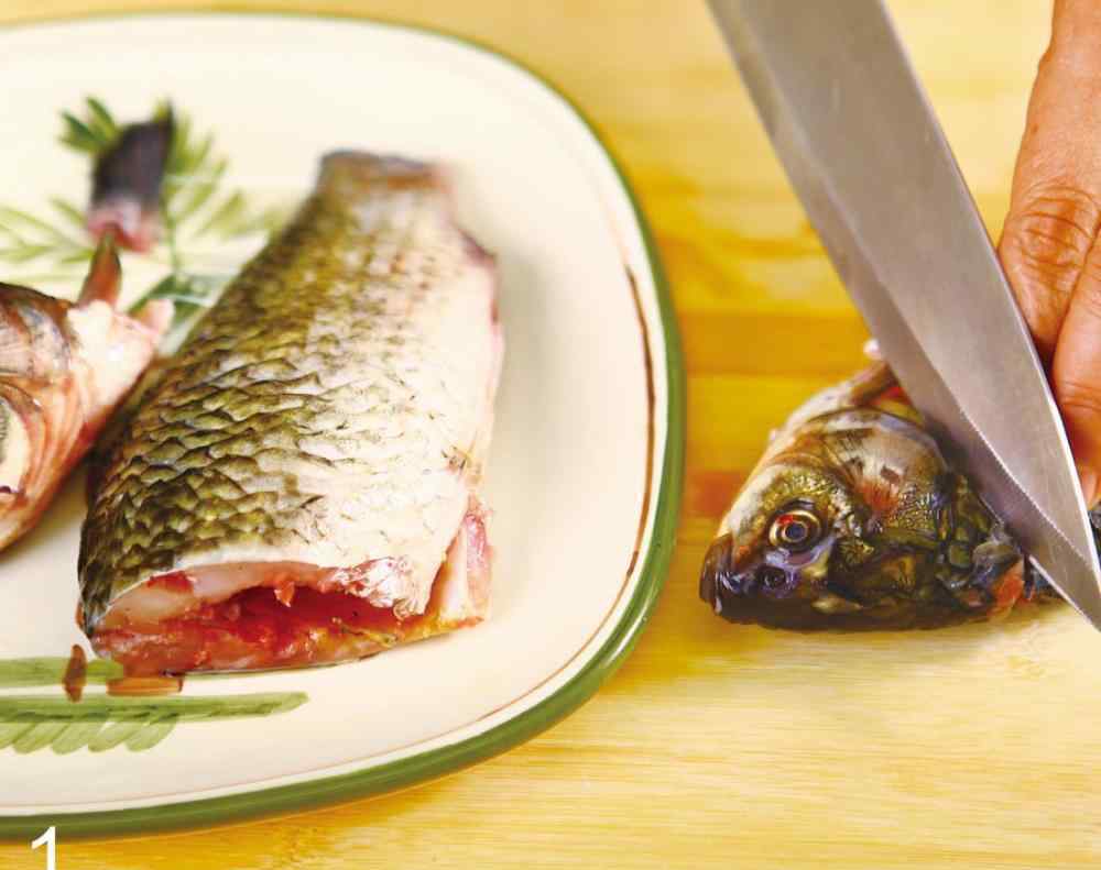 芙蓉鲫鱼是哪里的菜系 湖南传统名菜芙蓉鲫鱼，蛋清生时透明滑亮，熟时洁白软嫩