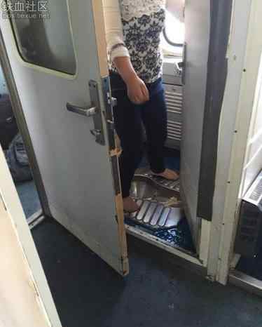 火车上的厕所粪便怎么处理 火车站女列车员上厕所图，图解火车上厕所的排泄物去哪里了火车站女列车员上厕所图，图解火车上厕所的排泄物去哪里了