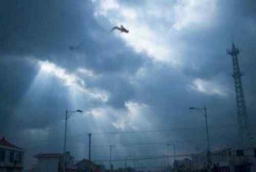 2016暴雨后出龙吃人 湖南特大暴雨冲出巨怪，湖南暴雨后惊现龙图片