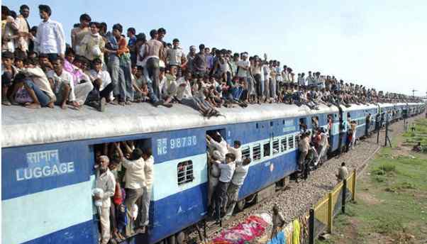 印度火车票 印度的火车为何那么多乘客？印度火车为什么不关门能挂人