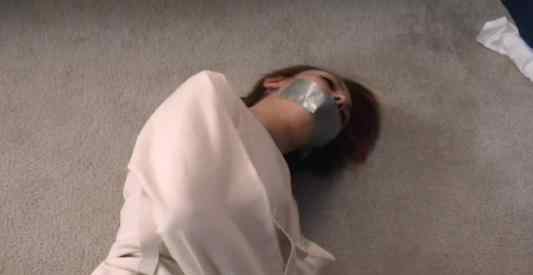 美女被绑住 女人被绑手脚胶带封嘴如何逃脱？被胶带绑住的挣脱方法介绍