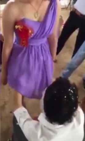 厕所里玩伴娘 婚闹现场玩瞎子摸象摸伴娘十分恶俗，这个闹伴娘太过分了吧婚闹现场玩瞎子摸象摸伴娘十分恶俗，这个闹伴娘太过分了吧