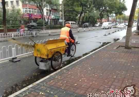 环卫工人图片 美女环卫工开车捡垃圾，环卫工美女图片