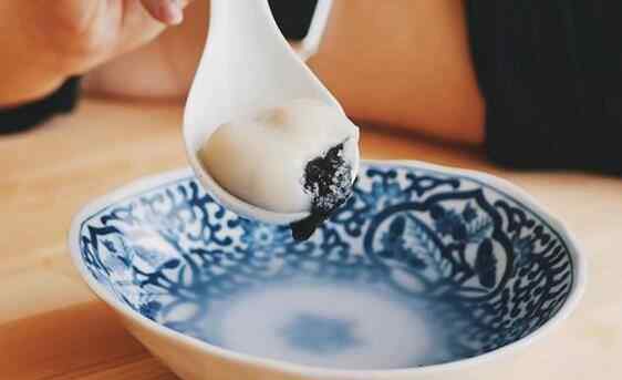 黑芝麻汤圆的做法 手工流沙黑芝麻汤圆的制作方法，小白也可以学会哦！