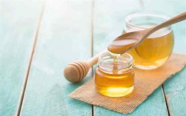 蜂蜜含糖量高吗 纯蜂蜜含糖量高吗？蜂蜜含糖量高对人身体有害吗？