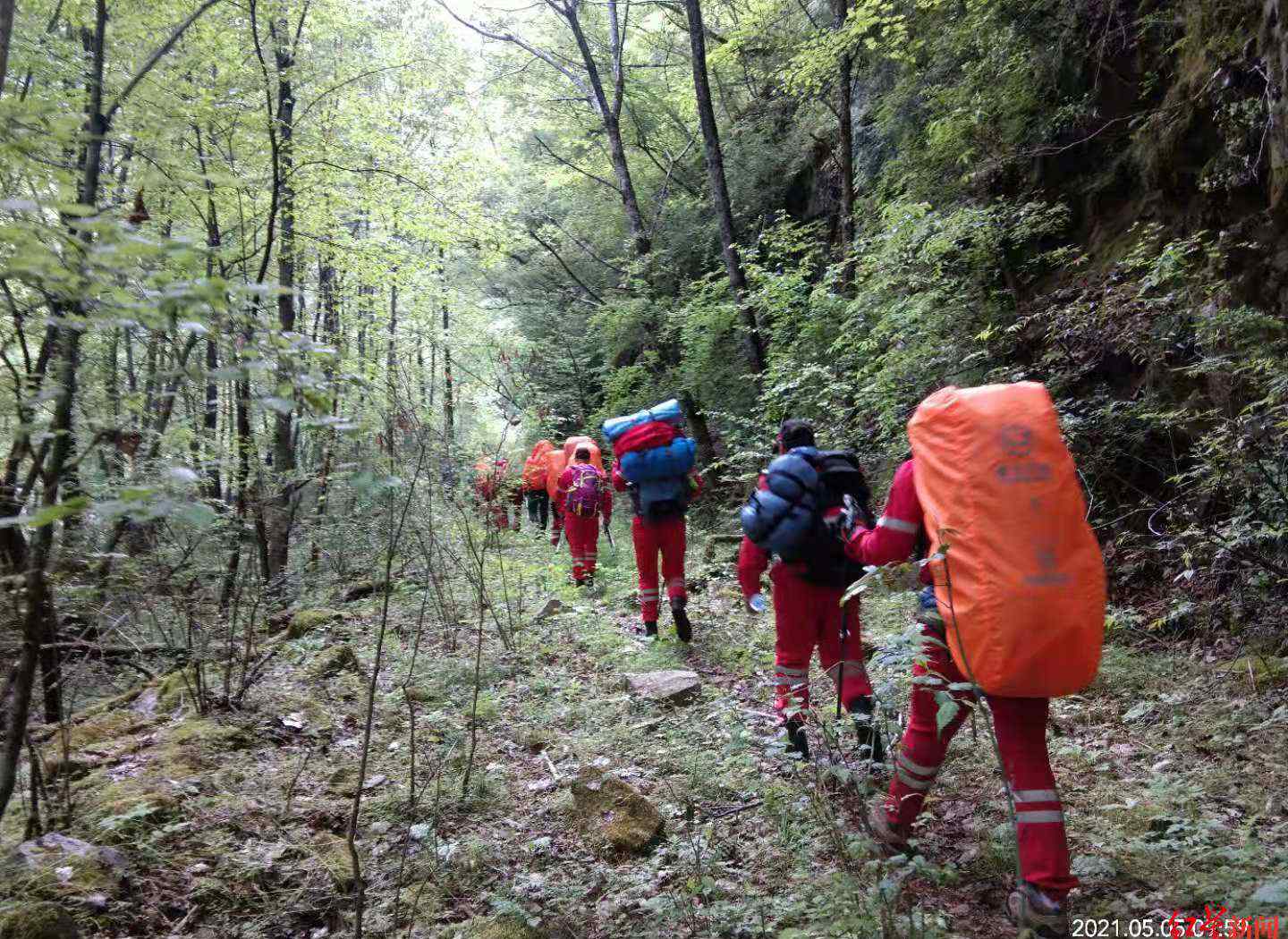 13名驴友非法穿越秦岭鳌太线1人失联 网友：为什么还不长记性！