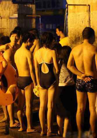深圳海边哪里好玩 深圳海滨浴场尴尬女人，深圳浴场哪里好玩？