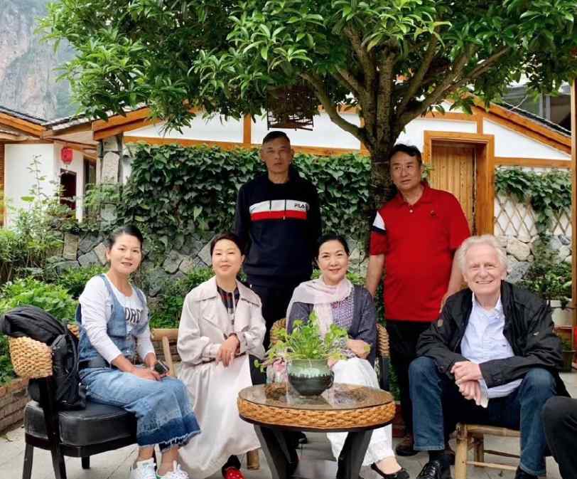 沈丹萍老公 59岁沈丹萍近照，嫁出国门25年，如今的她却被老公宠成这样