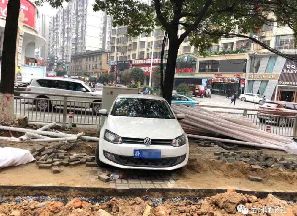 最牛停车 岳阳步行街惊现“最牛停车”，司机很尴尬：先停着吧，家里还有