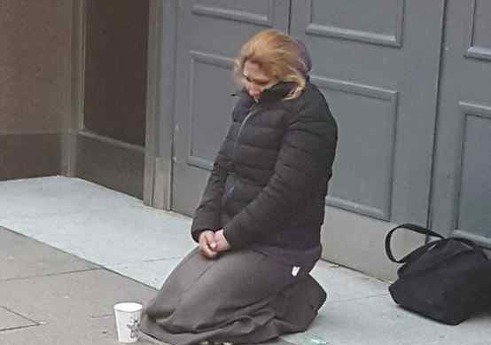 乞讨图片 街头行乞诈骗怎么识别？假乞丐求施舍的真实图片